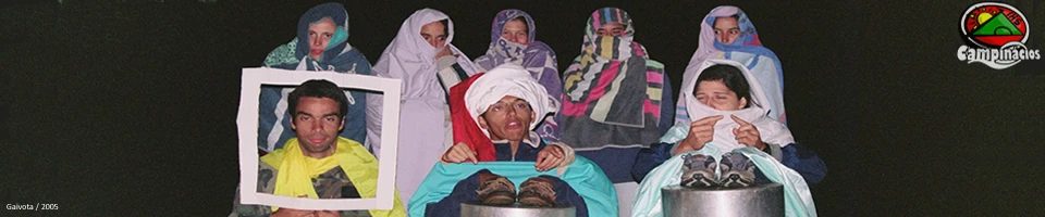 Fotografia do acampamento Gaivota (2005): animadores e participantes vestidos de beduínos, com o logótipo dos Campinácios no canto superior direito